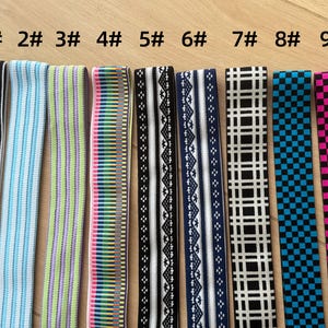 Op de afbeelding: Negen verschillende elastische banden met verschillende patronen en kleuren worden getoond. De banden omvatten zwart-witte strepen, lichtblauwe strepen, groen-paarse strepen, een regenboogpatroon, zwart-witte geometrische ontwerpen, marineblauwe en witte patronen, zwart-witte ruitjes, blauwe ruitjes en roze ruitjes.