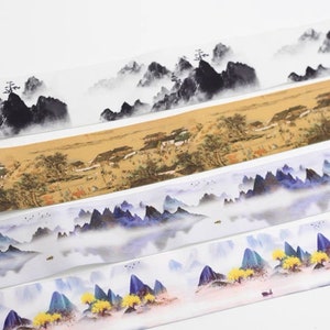 Könnte beinhalten: Vier verschiedene weiße Gummibänder mit einem chinesischen Landschaftsdesign. Die Designs zeigen Berge, Bäume und Wolken in schwarzer, goldener, blauer und gelber Tinte.