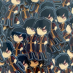 Könnte beinhalten: Ein Stapel schwarzer und brauner Comicfiguren-Aufkleber. Die Figur hat schwarze Haare, ein braunes Hemd und einen gelben Gürtel. Die Aufkleber sind alle in der gleichen Pose, die Figur steht mit verschränkten Armen.