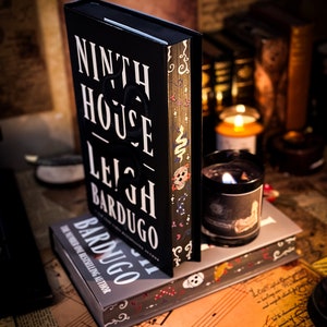 Ninth House HAND-PAINTED EDGES - Sprayed Edges- Sprayed Book Edges- Leigh Bardugo Books - Dark Fantasy Book Edge- Hardback Special Edition