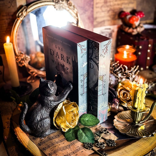 Une fenêtre sombre et deux couronnes torsadées bords de livre peints à la main - livre spray bord - édition spéciale - cadeau livresque pour elle