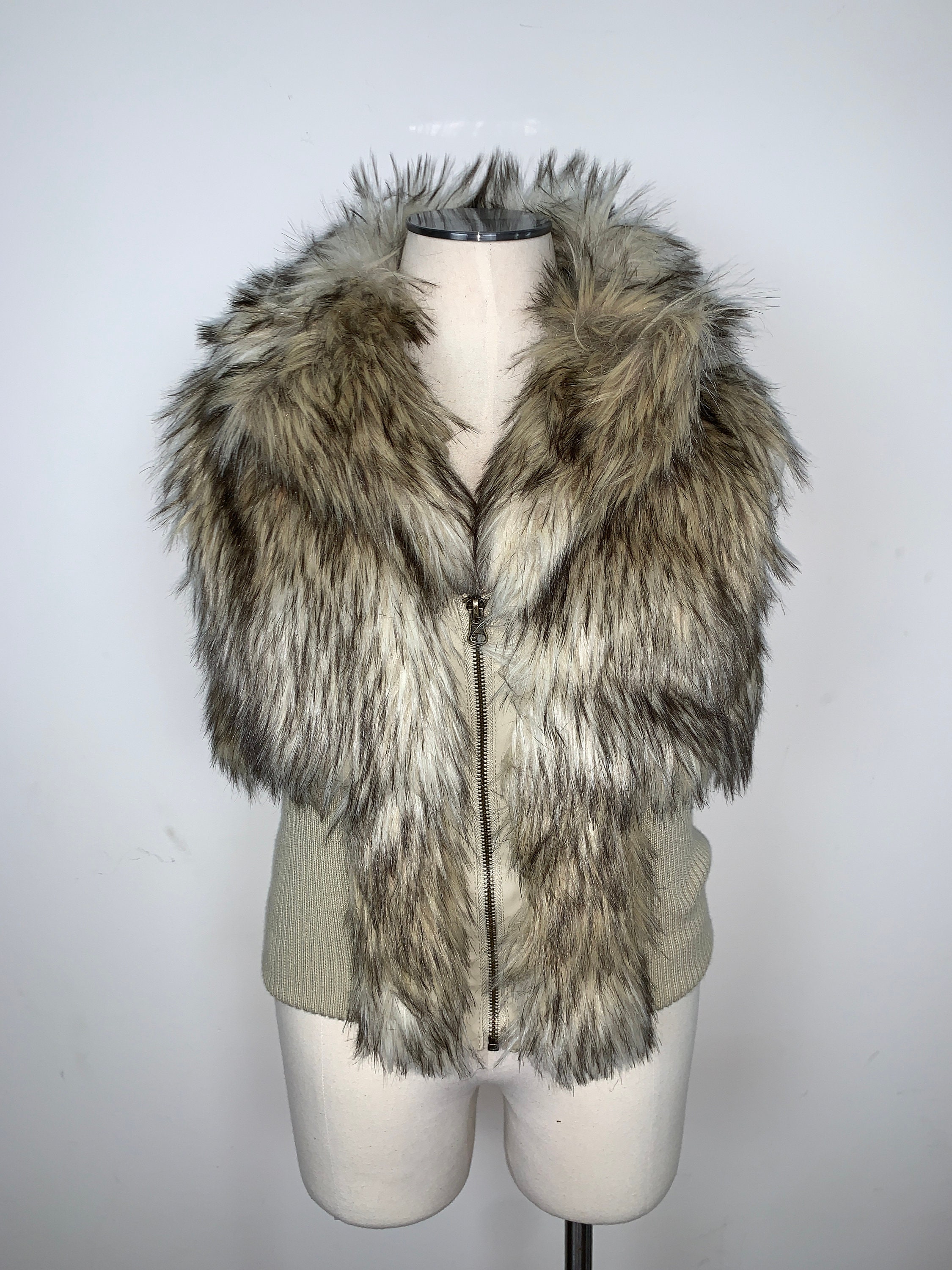 Women's Vintage V-Neck Fuzzy Vest Faux Shearling Shaggy Sleeveless Jacket Casual Button Down with Zipper Pockets 
