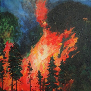 Puede incluir: Una pintura al óleo representa un incendio forestal con llamas de color naranja y rojo vibrantes. Hay pinos de color verde oscuro en primer plano, con una montaña oscura y una pequeña cabaña al fondo.