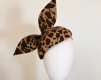 Leopard Muster Beret mit Schleife Tier Druck Handgemachte Wollfilz Wintermütze von YUAN LI LONDON Hutmacherei