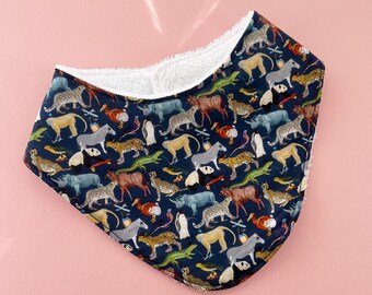 Bavaglino a forma di bandana con stampa Liberty London a tema animale e blu navy, bavaglino a forma di bandana, bavaglino per bambini, regalo personalizzato per baby shower