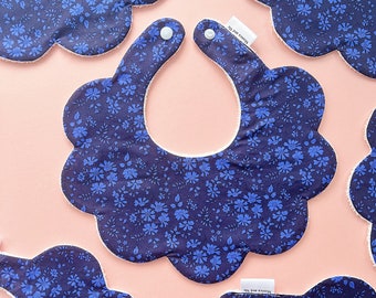 Tonos azules Capel estampado floral Liberty festoneado babero de regate, babero festoneado, babero de traje de bebé, baby shower de regalo personalizado