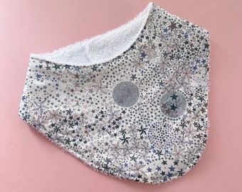 Bavaglino dribble bandana con stampa Liberty London a tema stella grigia di Adelajda, bavaglino a forma di bandana, bavaglino per bambini, regalo personalizzato per baby shower