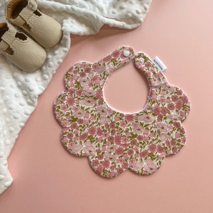 Babero festoneado con diseño floral Liberty, amapola y margaritas en tono rosa claro, babero festoneado, babero con atuendo navideño, regalo personalizado para baby shower.