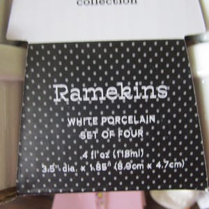K&ouml;nnte beinhalten: Set mit vier wei&szlig;en Porzellan-Ramekins, jedes mit einem Durchmesser von 8,9 cm und einer H&ouml;he von 4,7 cm. Die Ramekins haben ein Fassungsverm&ouml;gen von 118 ml.