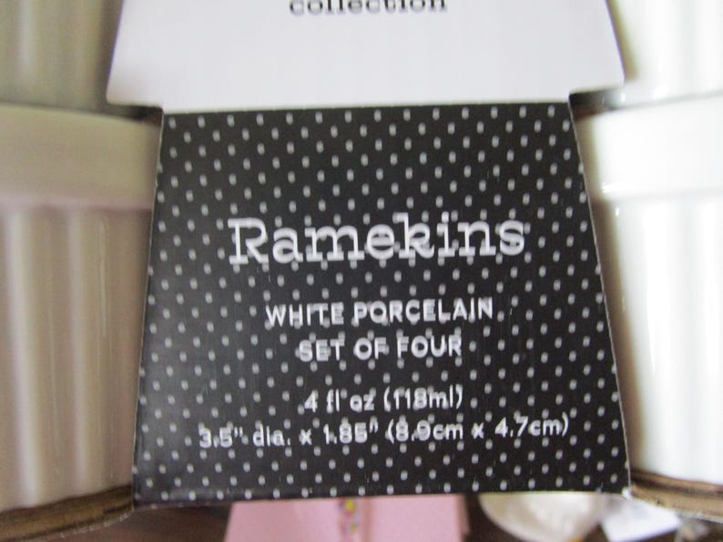 K&ouml;nnte beinhalten: Set mit vier wei&szlig;en Porzellan-Ramekins, jedes mit einem Durchmesser von 8,9 cm und einer H&ouml;he von 4,7 cm. Die Ramekins haben ein Fassungsverm&ouml;gen von 118 ml.