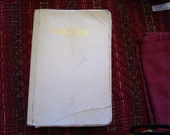 1977 1984 White Holy Bible The Old and New Testament in the King James Version Red Letter Edition Thomas Nelson Publishers Nashville