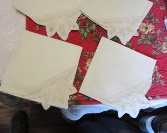 Vintage Set of 4 Linen Cream Color Napkins Approx 11 3/4 in x 11 7/8 in