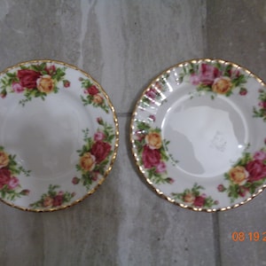 Old Country Roses Royal Albert Bone China 1962 Royal Albert LTD  Two 6 1/4 inch Plates