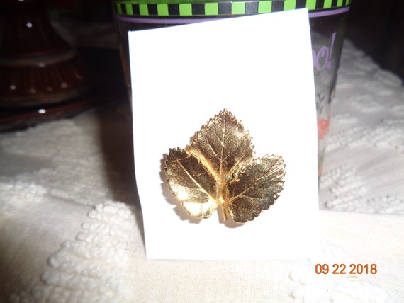 Beautiful Vintage 3 Shiny Gold Leaves Jewelry Pin - image 1