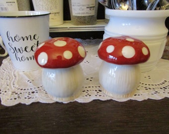 Vintage Set of 2 Mushrooms Salt and Pepper Shakers Red and White Plug in the bottom