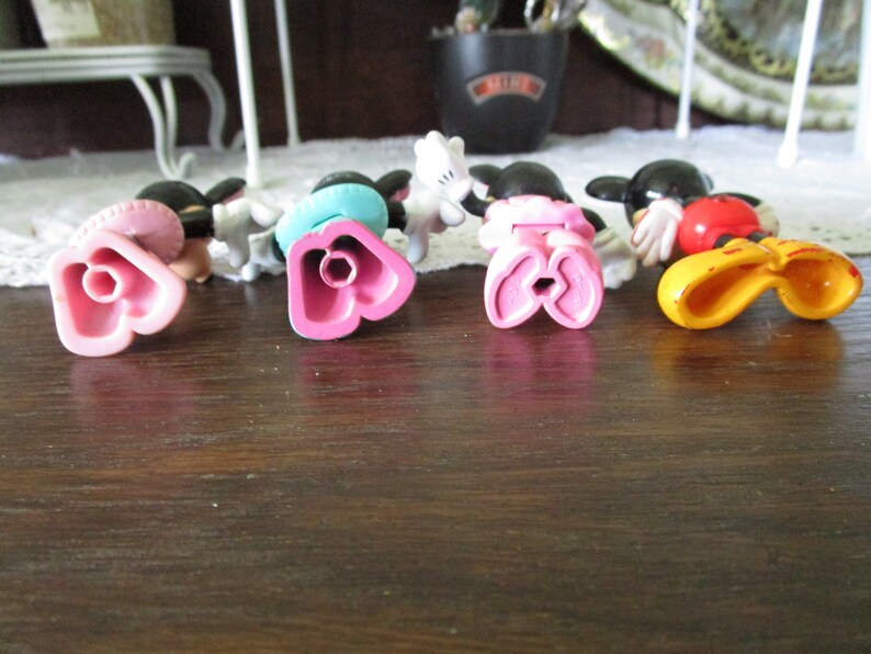 Vintage Lot of 4 Disney Toy Figures 3 Minnie Mouse and 1 Micky Mouse Bild 4