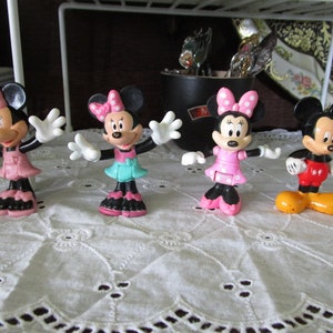 Vintage Lot of 4 Disney Toy Figures 3 Minnie Mouse and 1 Micky Mouse Bild 1