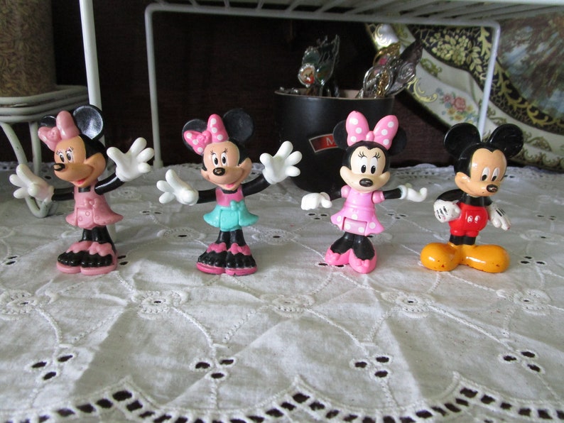 Vintage Lot of 4 Disney Toy Figures 3 Minnie Mouse and 1 Micky Mouse Bild 1