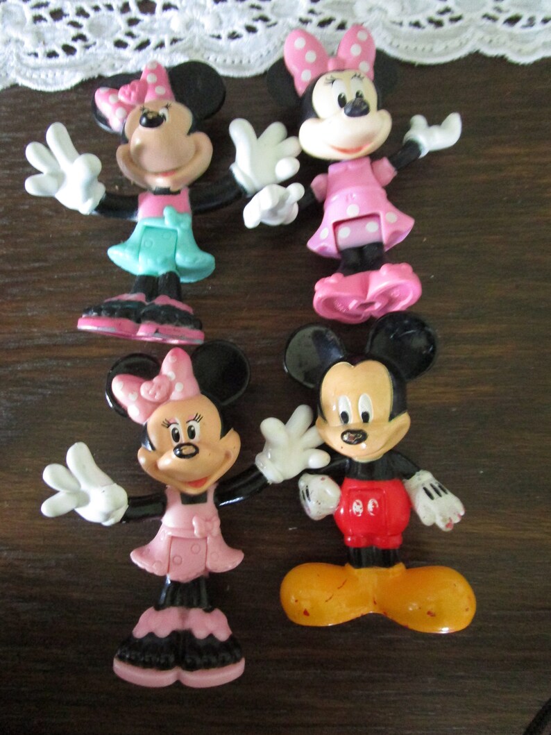 Vintage Lot of 4 Disney Toy Figures 3 Minnie Mouse and 1 Micky Mouse Bild 2