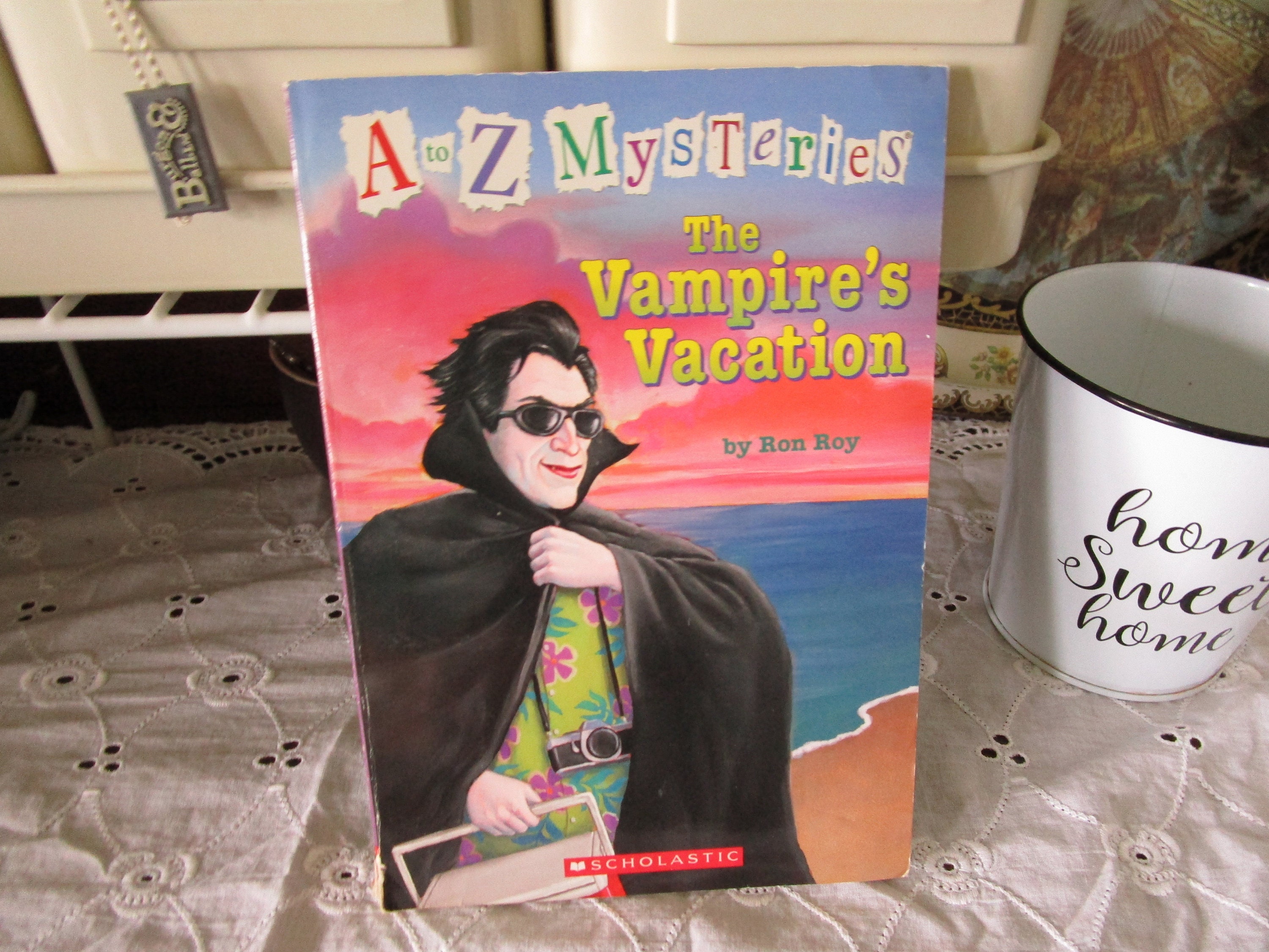 2004 A to Z Mysteries the Vampirres Vacation by Ron Roy SC