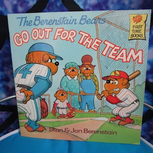 1986 The Berenstain Bears Go Out For The Team by Stan and Jan Berenstain First Time Books