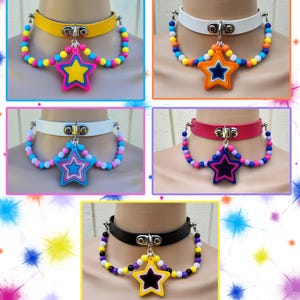 Puede incluir: Una colección de gargantillas coloridas con colgantes de estrella. Cada gargantilla presenta una banda de cuero de diferente color, incluyendo amarillo, blanco, rosa y negro. Los colgantes de estrella tienen colores contrastantes y detalles de cuentas.