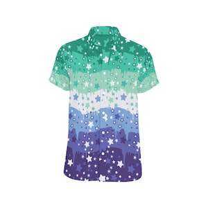 Peut inclure: Une chemise à manches courtes à boutons avec un motif dégradé vert, bleu et violet. La chemise est recouverte d'étoiles blanches.