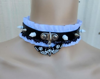 Monochrome Motten-Choker