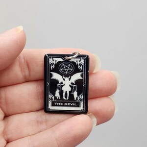 Dijes de resina con forma de carta del Tarot del Diablo