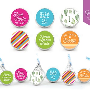 Puede incluir: Un conjunto de 10 pegatinas redondas para favores con una variedad de diseños para una fiesta con temática de fiesta. Las pegatinas presentan rayas coloridas, cactus y texto que dice "Final Fiesta", "Ella Said Si", "Nacho Average Bride" y "No Time to Siesta".