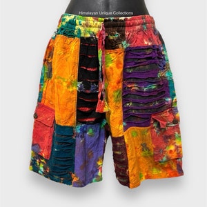 Puede incluir: Shorts multicolores de tejido patchwork con estampado tie-dye, detalles desgastados y cintura con cordón. Los shorts tienen un corte holgado.