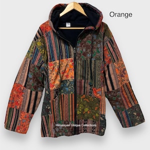 Puede incluir: Una chaqueta con capucha de patchwork multicolor con cierre de cremallera. La chaqueta tiene una variedad de patrones y colores, incluyendo naranja, verde, azul y marrón. El texto "Himalayan Unique Collections" está impreso en la parte inferior de la chaqueta.