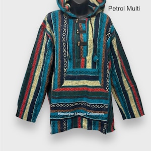 Può includere: Un maglione a righe con cappuccio con uno schema di colori blu, rosso, bianco e nero. Il maglione ha una tasca sul davanti e un cappuccio con coulisse. Il testo "Himalayan Unique Collections" è stampato sul fondo del maglione. Il maglione è etichettato "Petrol Multi".
