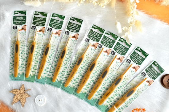 Clover Soft Touch crochet hook: Various sizes 0.5mm to 6mm