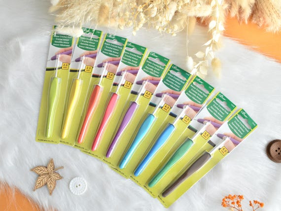 Clover Amour crochet hook: Various sizes 2mm to 15mm