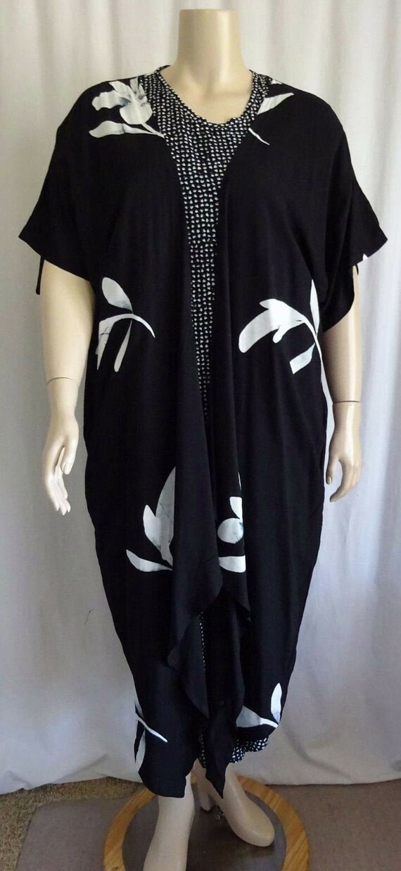 P10 Plus SIze Black Hawaiian Floral Long Duster At
