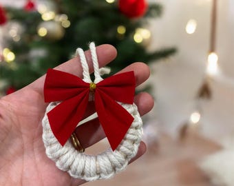 Adorno navideño de macramé hecho a mano con lazo de cinta roja