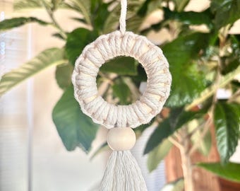 Decoración de aro colgante con cordón de macramé hecho a mano