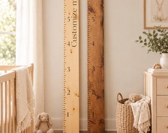 Può includere: Due metri di crescita verticali in legno appoggiati a una parete. L'asse a sinistra è in legno chiaro con segni neri da 1 a 6 e il testo Customize me. L'asse a destra è in legno tinto scuro con segni neri da 1 a 6.