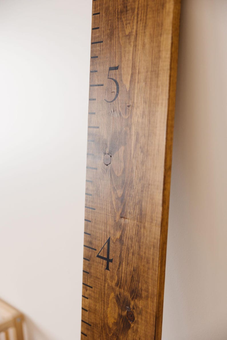 Puede incluir: Un gr&aacute;fico de crecimiento de madera con n&uacute;meros y marcas negras. El gr&aacute;fico muestra los n&uacute;meros 4 y 5.