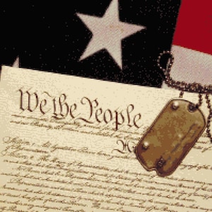 Puede incluir: Imagen de la Constitución de los Estados Unidos con la frase "We the People" en primer plano. Una chapa militar descansa sobre el documento, con la bandera estadounidense de fondo. La imagen evoca temas de patriotismo y deber cívico.