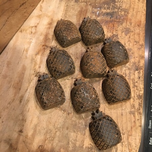 Primitive nach Bienenwachs duftende Ananas