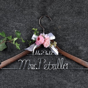 Cintre de mariage avec données, Cintre de mariée, Mme. Cintre, Cintre nom, Cintre personnalisé, Cintre pour la mariée, Cadeau pour la mariée, Cadeau pour la mariée, Cintre pour robe de mariée