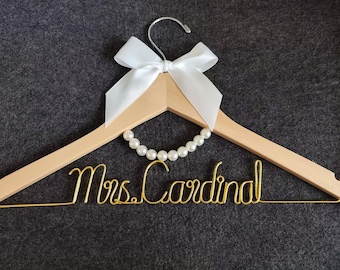 Vintage Pearl Wedding Hanger / Personalized Bride / Wedding Dress Display Detail/Bridal Hanger/ Wedding Hangers/ Wedding Gift