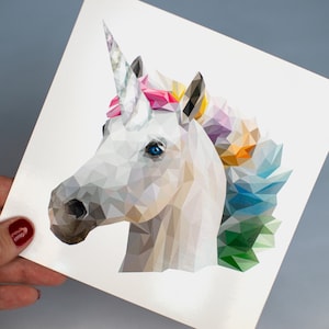 Op de afbeelding: Een wit eenhoorn met een regenboogmanen en een roze hoofdband. Het eenhoorn is afgebeeld in een low-poly stijl, met geometrische vormen die zijn lichaam en kenmerken vormen.