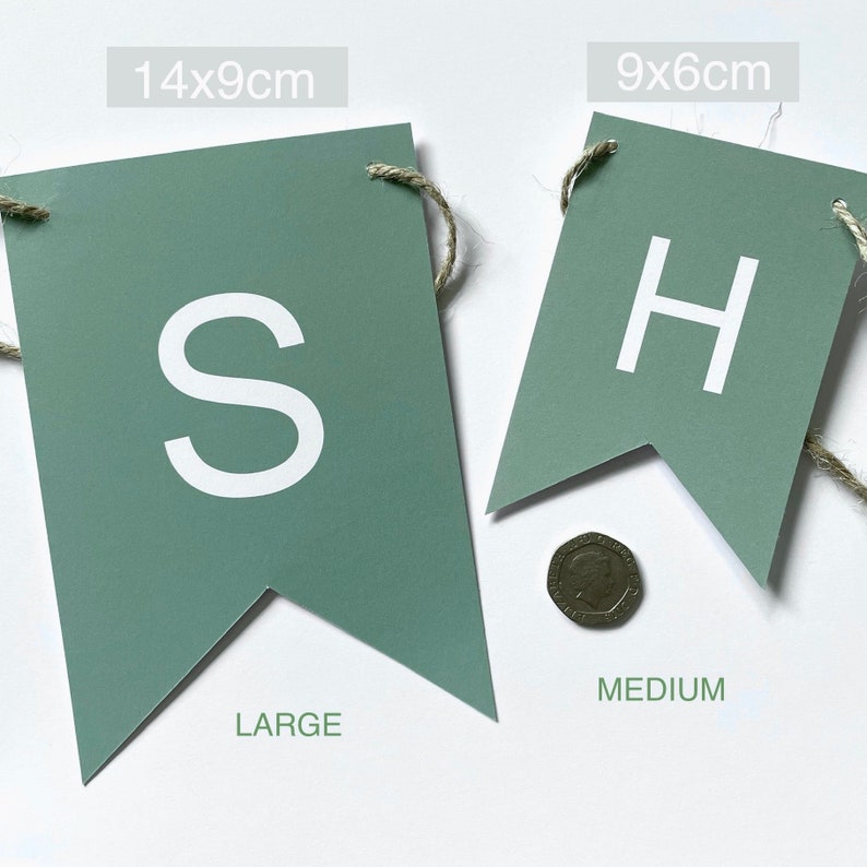 Puede incluir: Dos banderas de fieltro verde con letras blancas. La bandera m&aacute;s grande es de 14x9 cm y dice "S". La bandera m&aacute;s peque&ntilde;a es de 9x6 cm y dice "H".