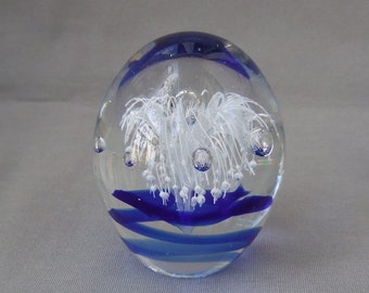 Paperweight von Holtzheimer blau weiß Blasen eiförmig oval Vintage Briefbeschwerer