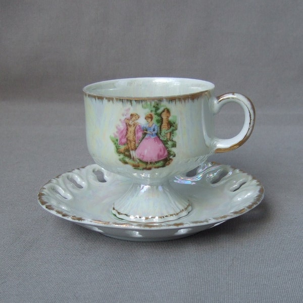 Schillernde Tasse mit Pärchen Paar Kaffeetasse Porzellan irisierend Vintage