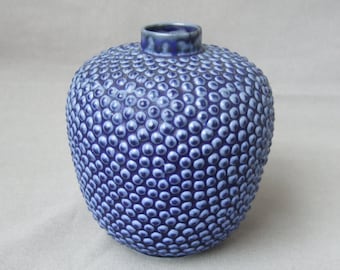 Vaas keramisch blauw keramisch object met plastic oppervlak puistjes vintage