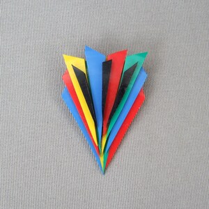 Brosche Plastik bunt 80er Jahre Vintage dreieckig rot blau gelb grün schwarz